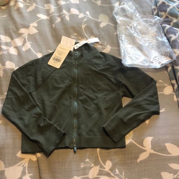 ✨2/$75 ✨Fabletics kinsley cropped seamless jacket - Picture 8 of 9
